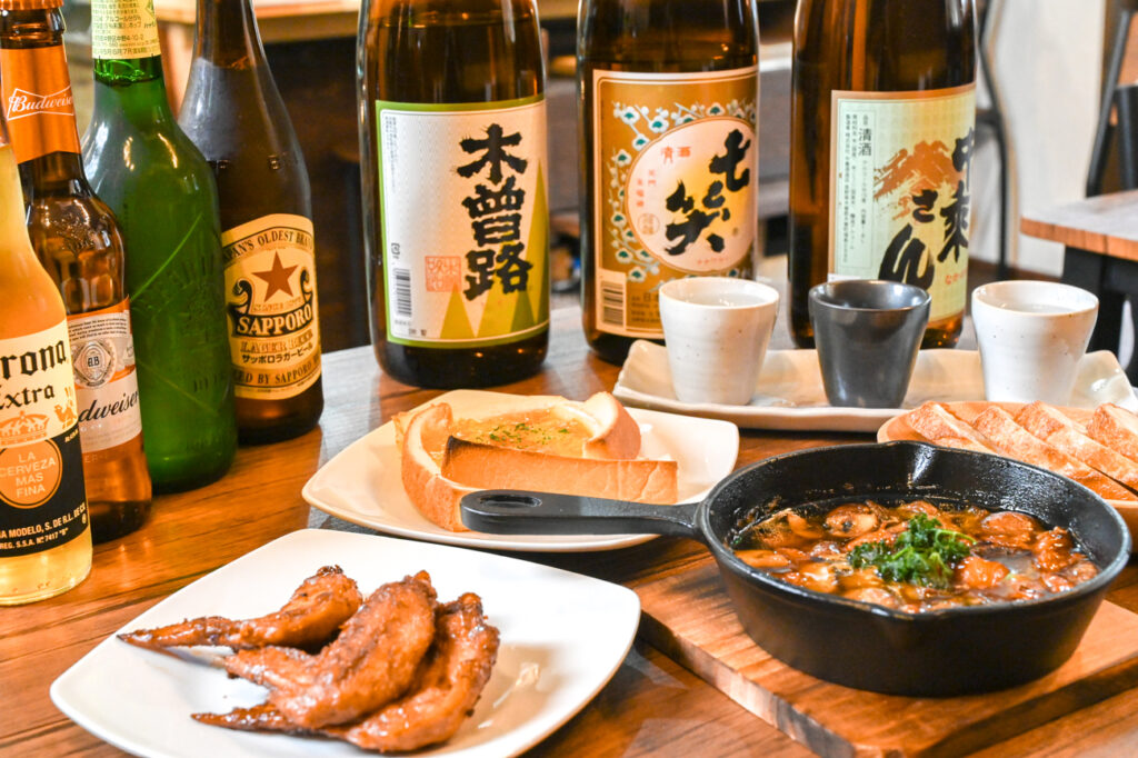お惣菜とお酒の写真